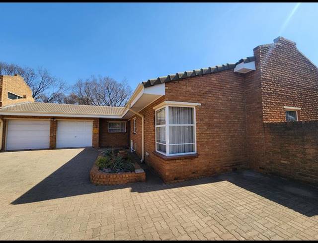 3 BEDROOM TOWNHOUSE FOR SALE IN VANDERBIJLPARK SW 5